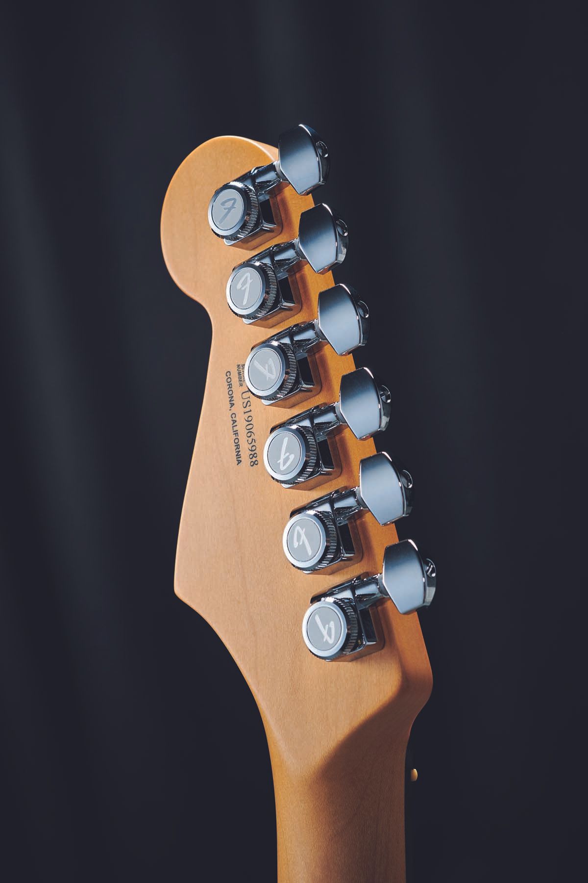 These rear-locking tuners work excellently and feature short posts to maximise the strings&rsquo; break angle behind the bone nut