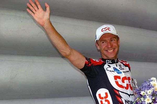 Jens Voigt (CSC) salutes the crowd