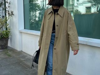 @lucyalston_ casual fall outfit photo trench coat jeans and flats