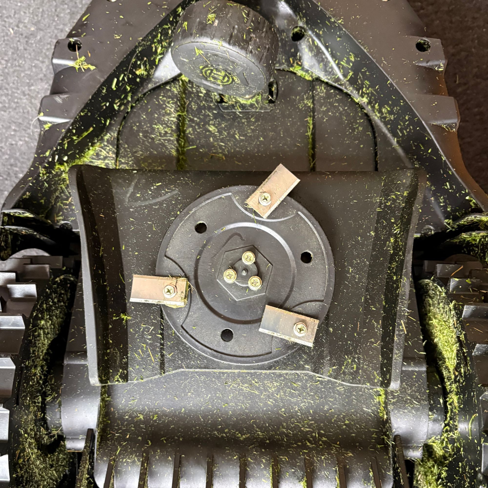 Underside of Bosch VISIMOW18V-100 Robot Lawn Mower