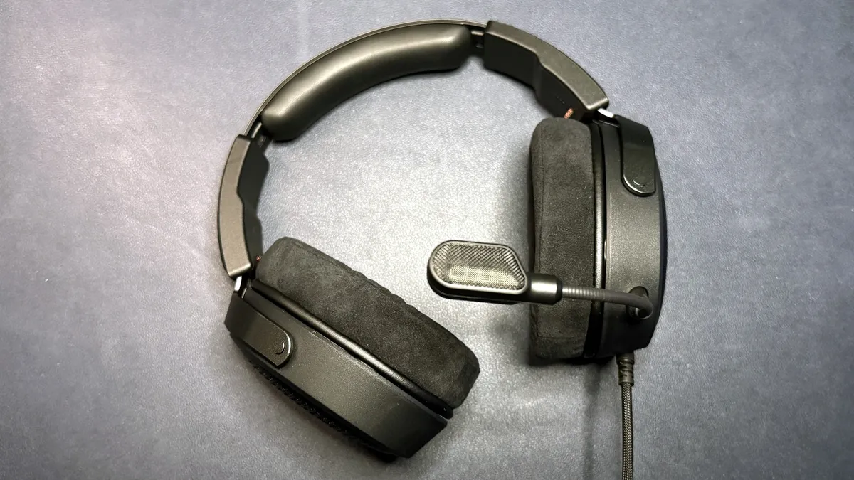 Гарнитура HyperX Cloud Alpha Air на рабочем столе рядом с клавиатурой