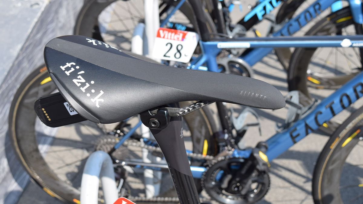Latour opts for a all-black Fizik Aliante saddle