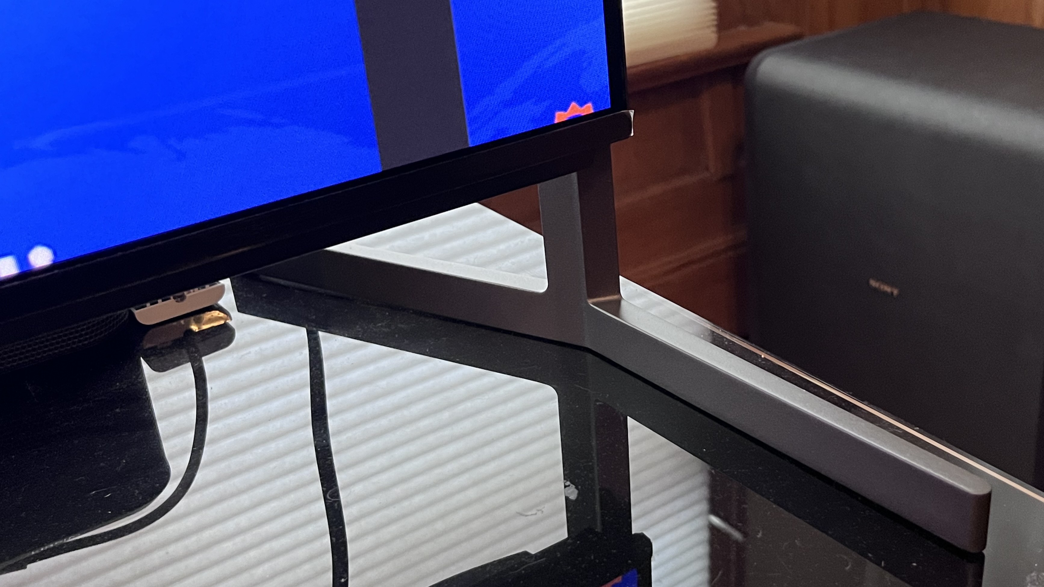 Sony Bravia 8 II support foot on TV stand