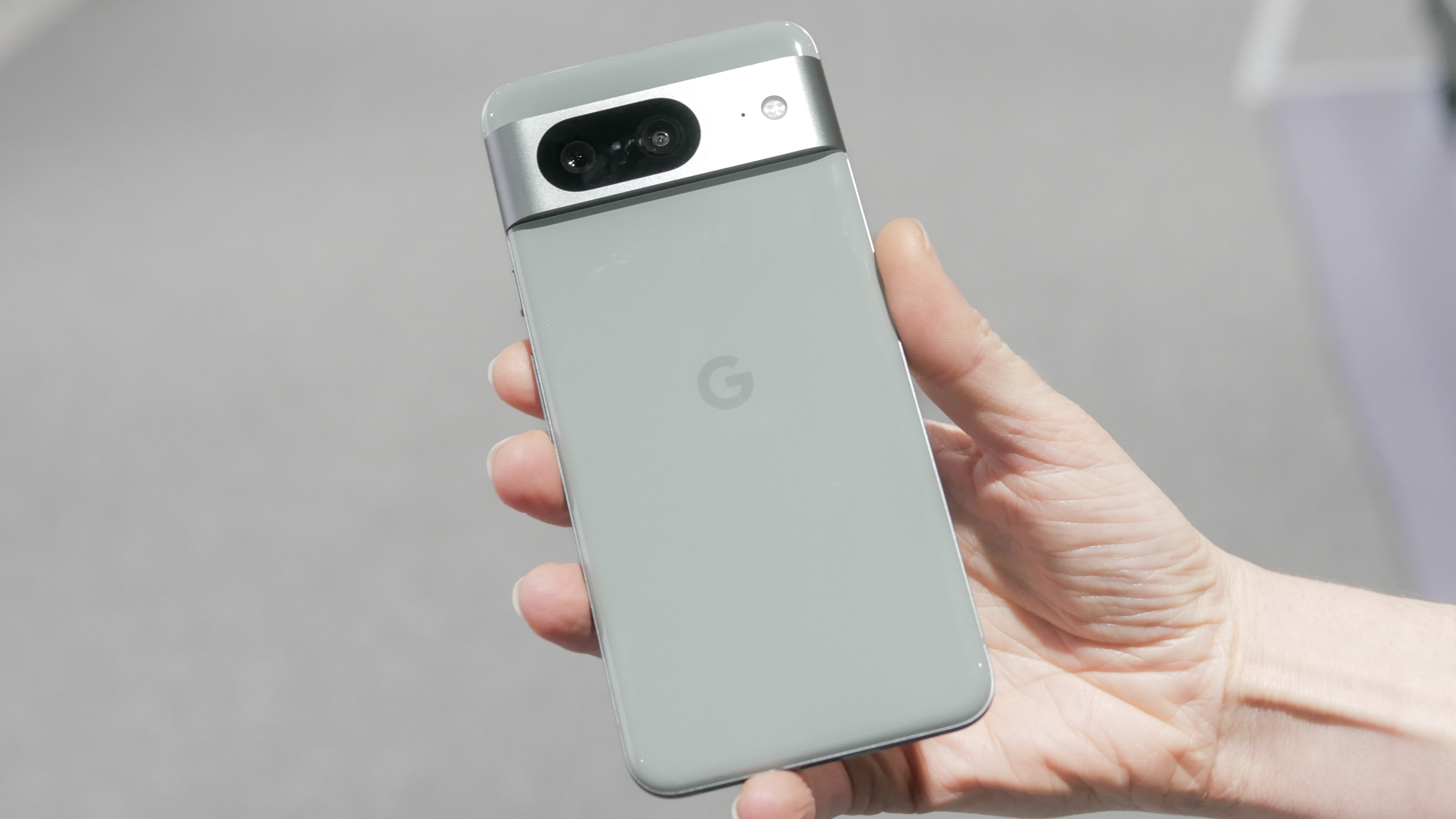 Google Pixel 8 в цвете Hazel 