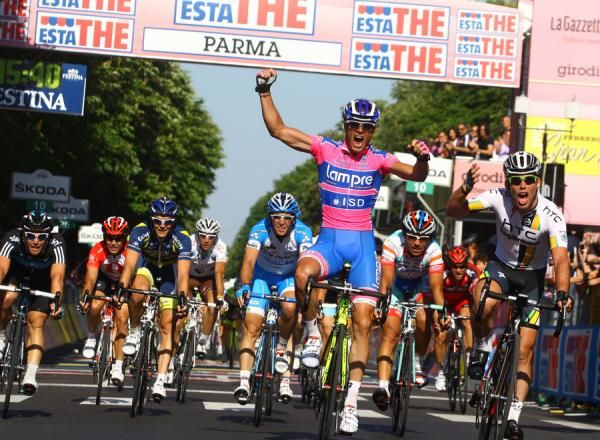 Alessandro Petacchi (Lampre-ISD) roars with delight having crossed the finish line first
