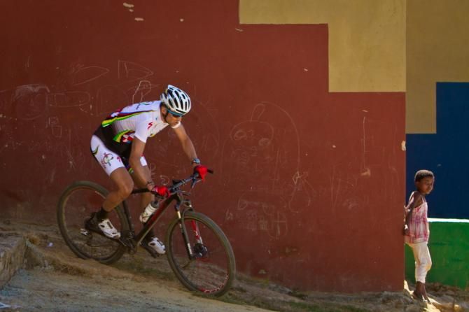 Marathon world champion Christoph Sauser is racing through the Kayamandi township to support Songo.info charity
