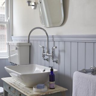 traditional bathroom with wash basin