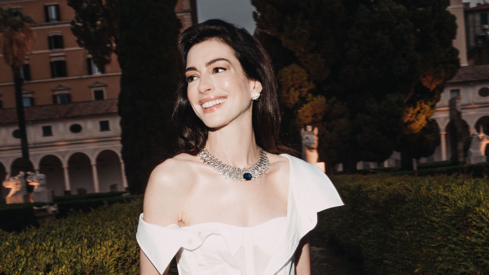 Anne Hathaway’s Two Homes: One Maximalist, One Minimalist