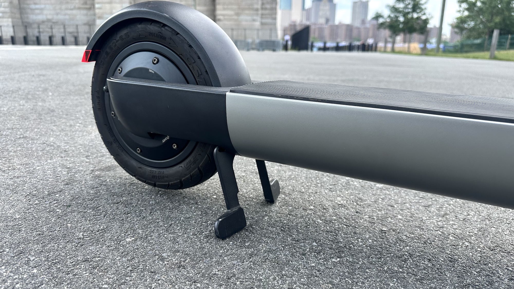 Bo Model-M kickstand