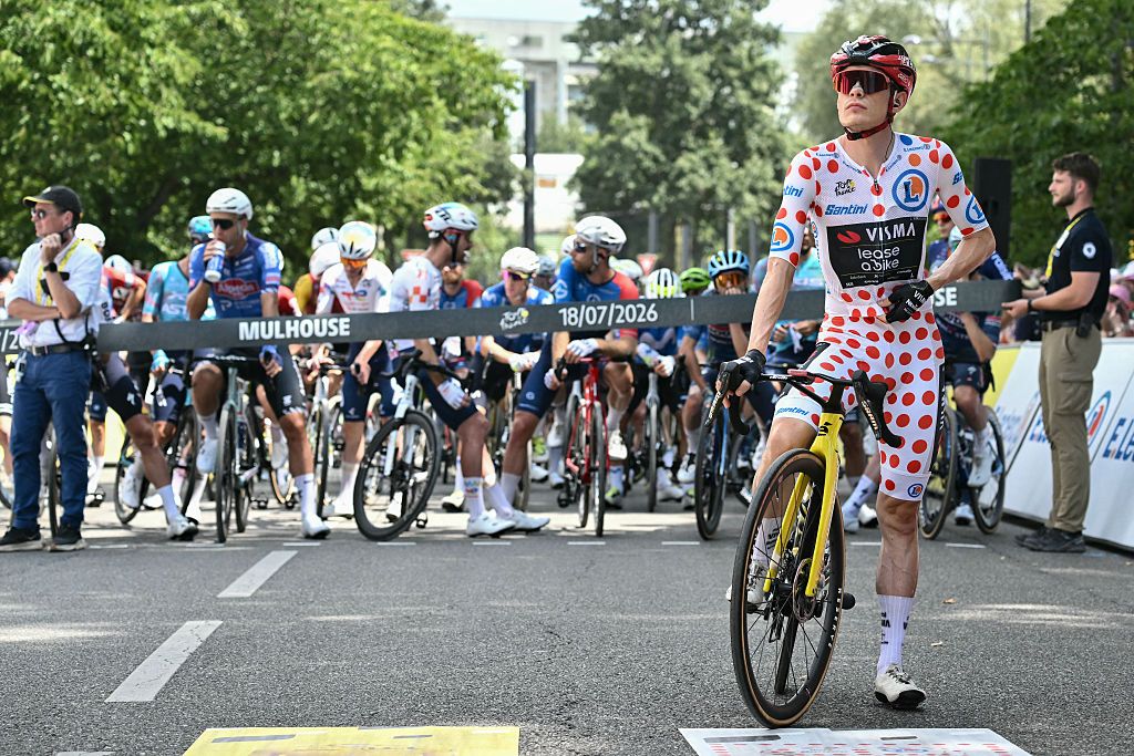 Team Visma | Lease a Bike's Danish rider Jonas Vingegaard wearing the climber's dotted "King of the Mountains" jersey awaits the start of the 14th stage of the 113th edition of the Tour de France cycling race, 155,3 km between Mulhouse and Le Markstein in the Vosges mountains, on July 18, 2026. (Photo by Jeff PACHOUD / AFP)