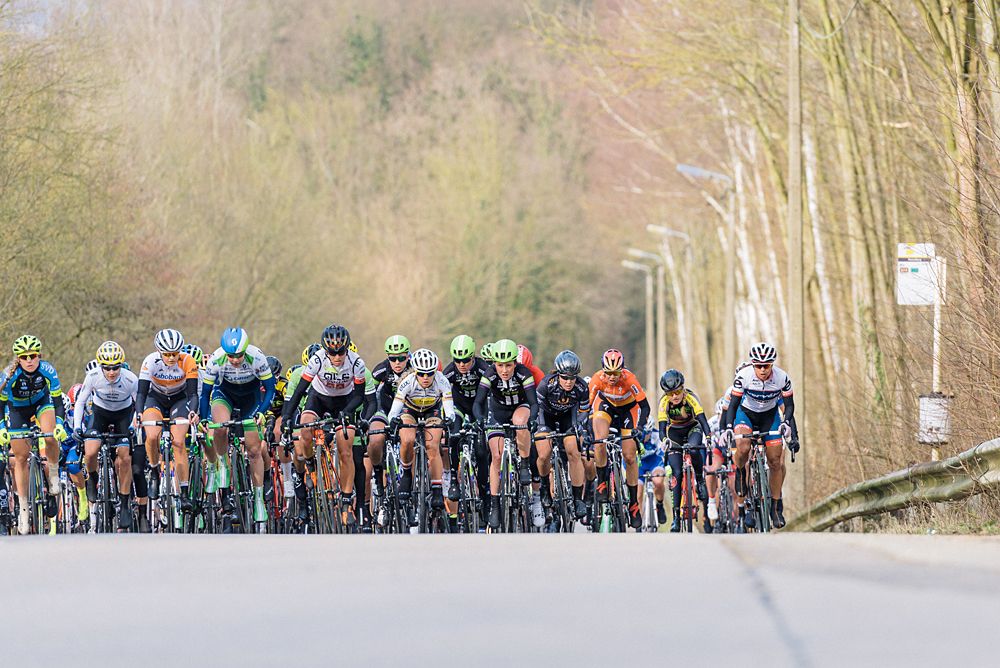 The peloton aren't far behind Gracie Elvin on the first time up the climb - 2016 Omloop van het Hageland - Tielt-Winge