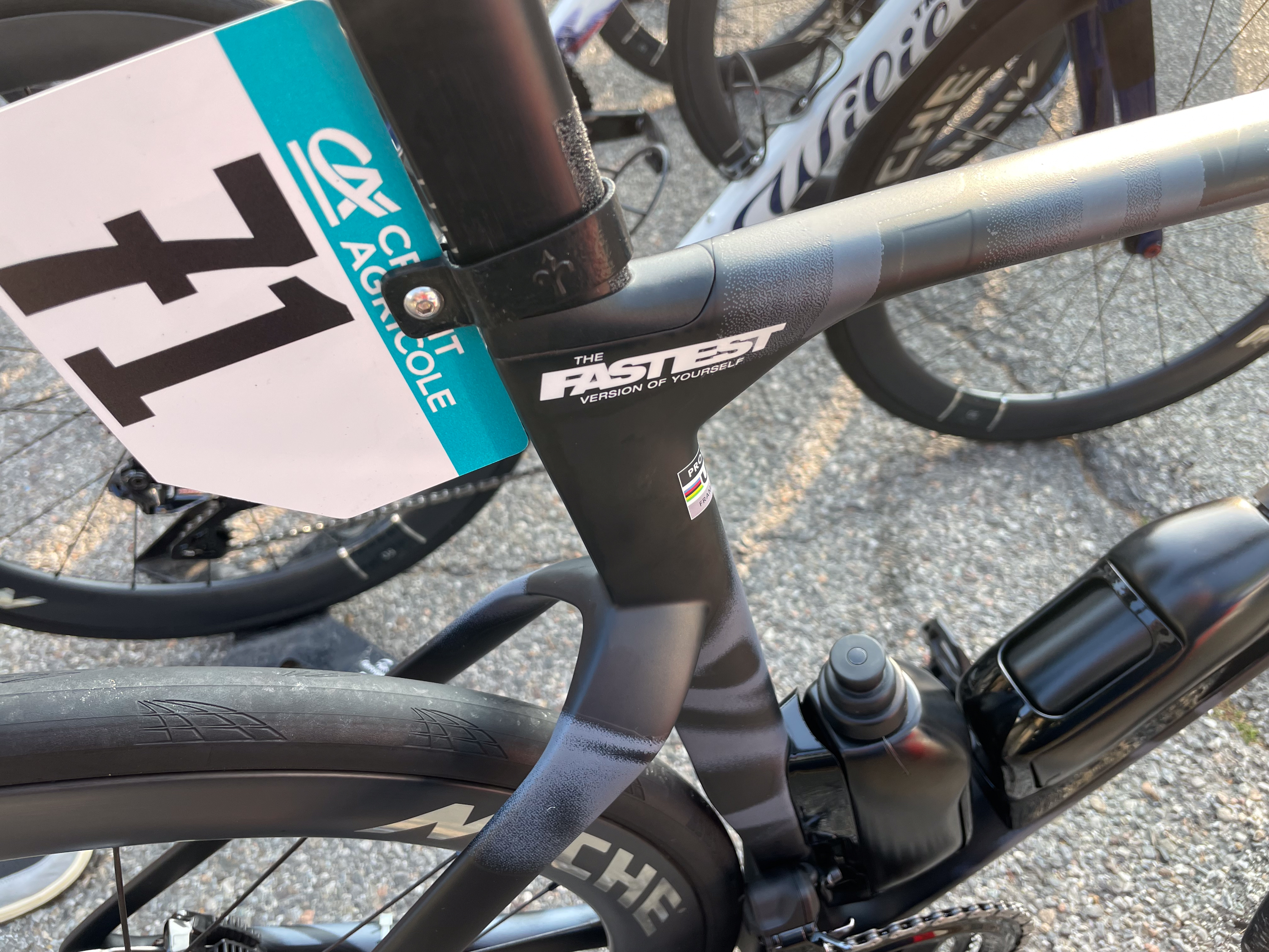 Foto de primer plano de una nueva bicicleta aero Wilier
