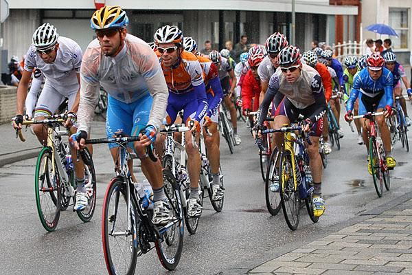 Cadel Evans (r) rides next to Bram Tankink as the peloton heads for Li&egrave;ge.