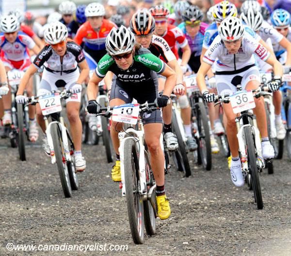 Mary McConneloug (Kenda-Seven-Notubes) leads at the start.