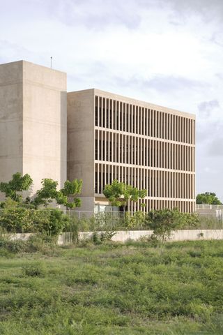IUA EBC Mérida exterior from the side