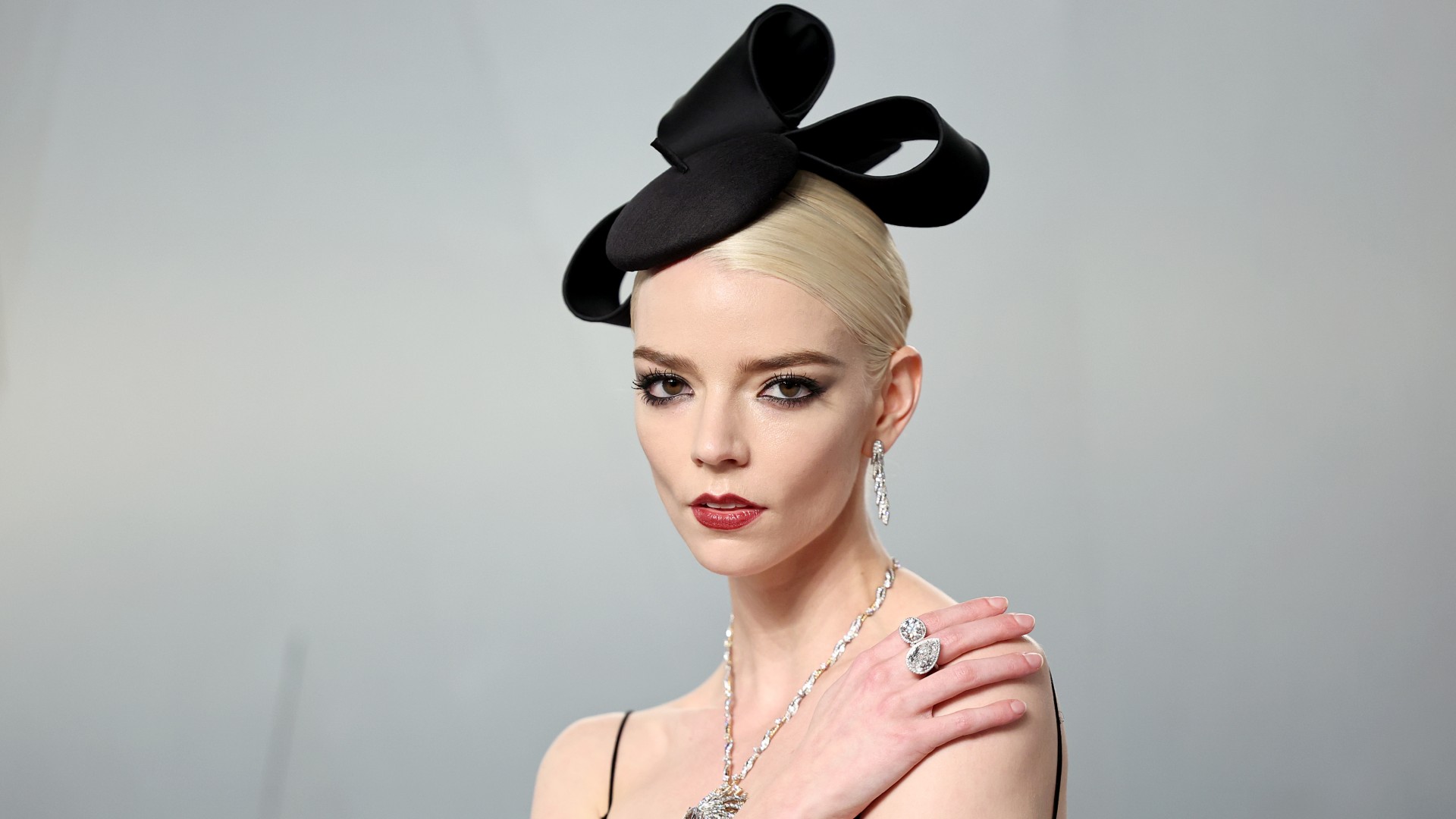 anya taylor-joy poses for a photo at the vanity fair oscar party