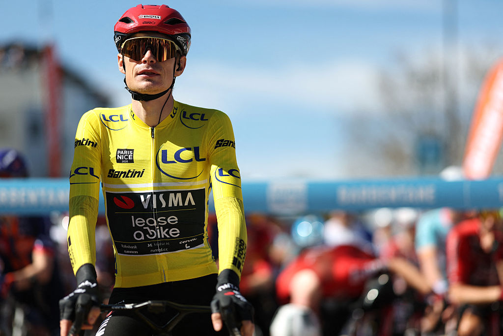 Team Visma - O piloto dinamarquês da Lease a Bike, Jonas Vingegaard, veste a camisa amarela do líder geral. Aguardando o início da etapa 6 da corrida de ciclismo Paris-Nice de 179,3 km entre Barbentane e Apt em 13 de março de 2026. (Foto de Anne-Christine POUJOULAT / AFP)