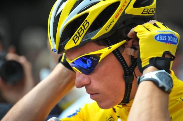 Sylvain Chavanel (Quick Step) adjusts his new glasses.