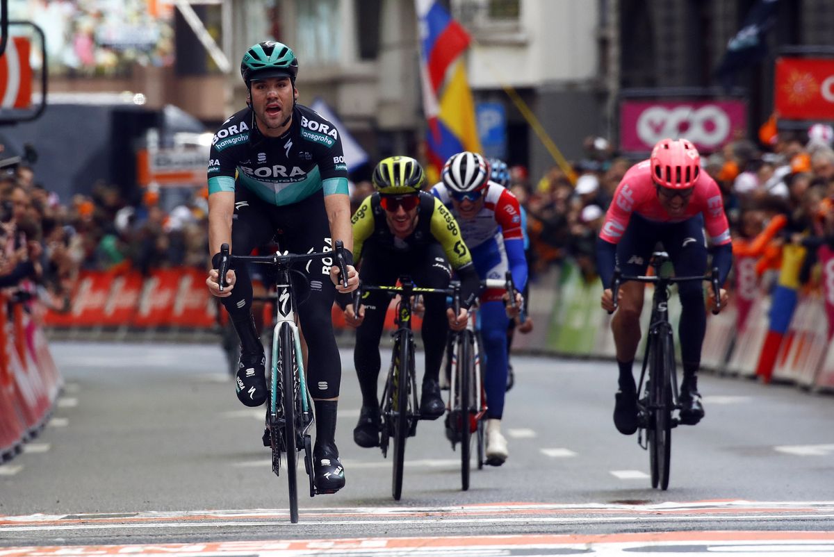 Schachmann wins the sprint for third