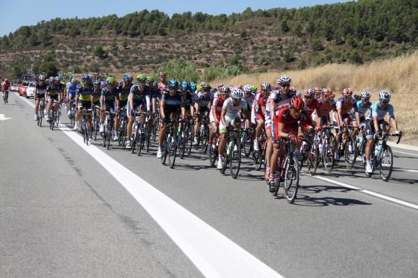 The peloton begins to chase