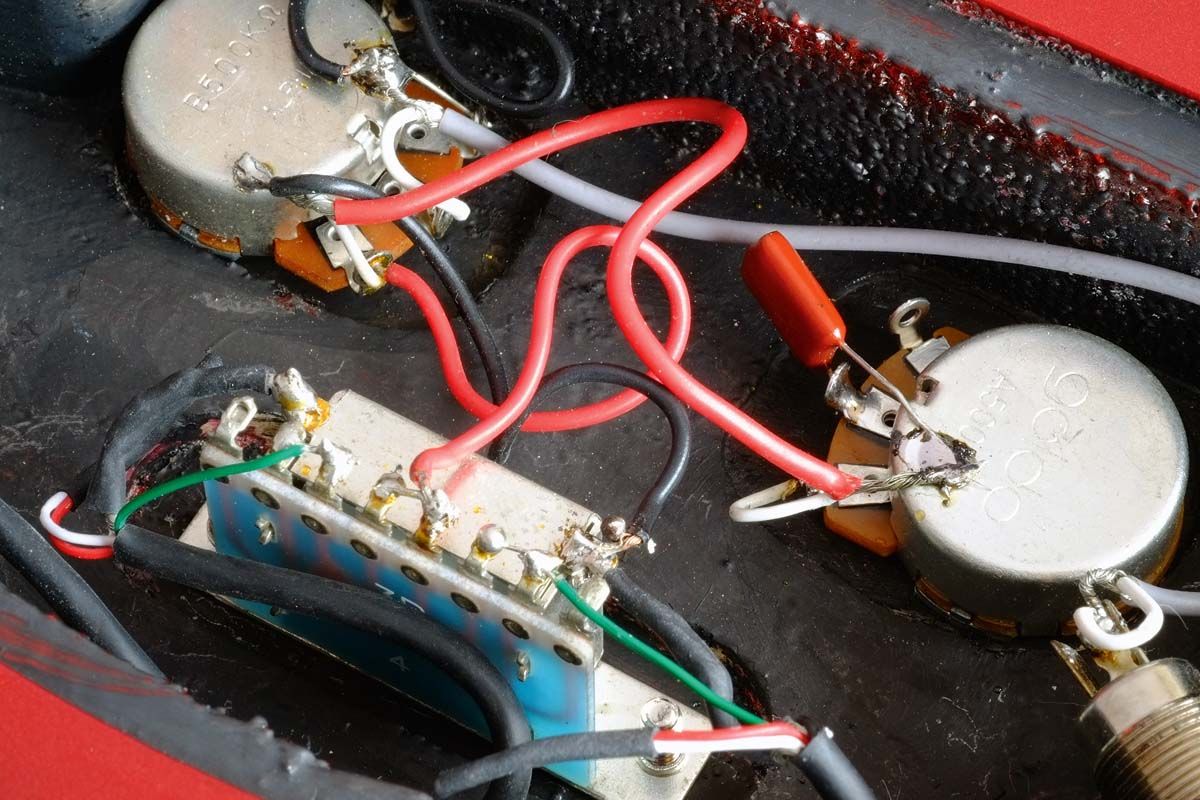 Despite the pickup-swapping innovation, the control circuit remains very simple: volume, tone and a three-way pickup selector.
