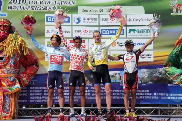 Ther jersey holders line up on the podium
