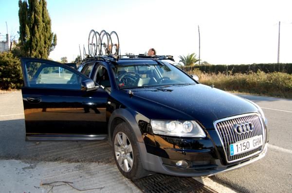 The team car pauses to wait for the riders.