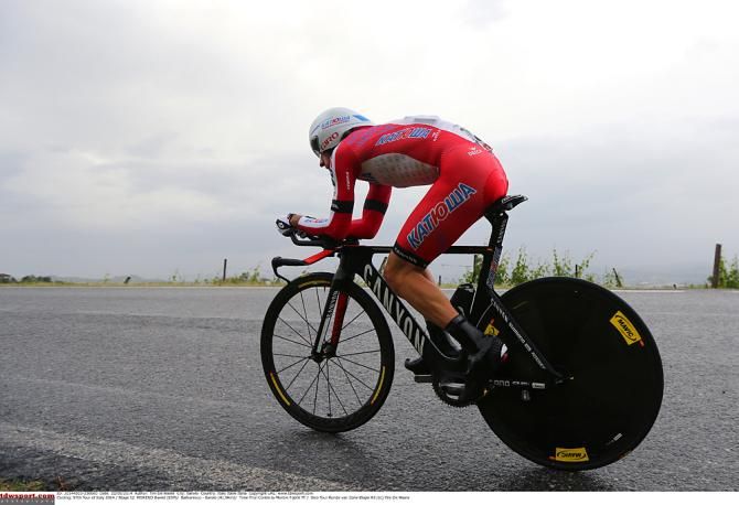 Daniel Moreno raced on wet roads on the stage 12 time trial
