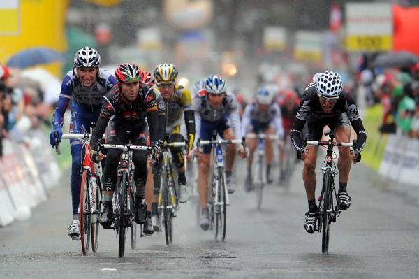 Alejandro Valverde (Caisse d'Epargne) leads the peloton home