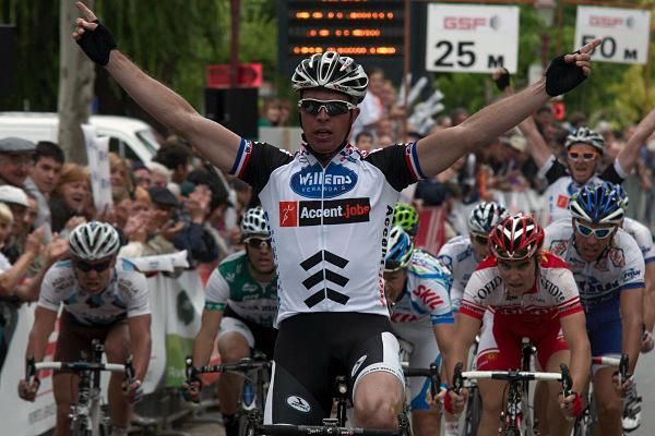 Stefan Van Dijk (Verandas Willems) wins the sprint over Tony Gallopin (Cofidis)