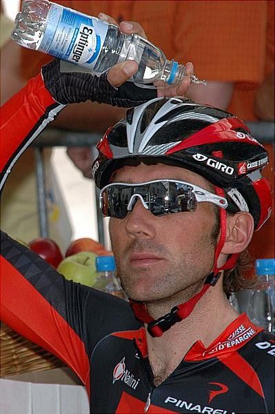 Pablo Lastras Garcia (Caisse d'Epargne) cools off even before the start.