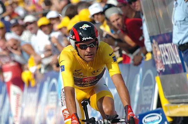 Oscar Pereiro (Caisse d'Epargne) crosses for fourth