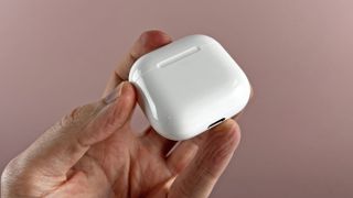 AirPods 4 case in iemands hand