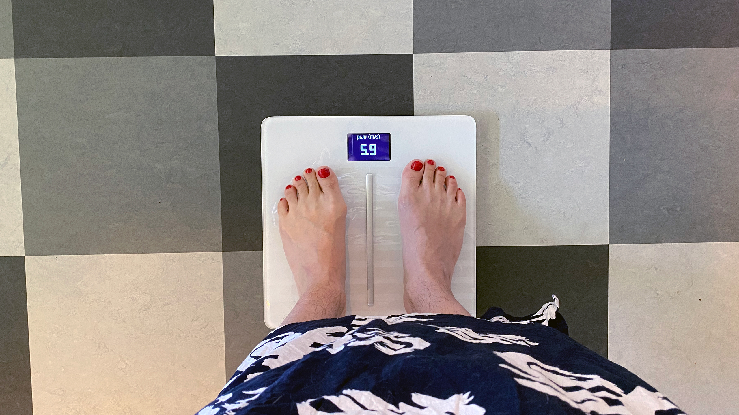 Person väger sig på Withings Body Cardio.