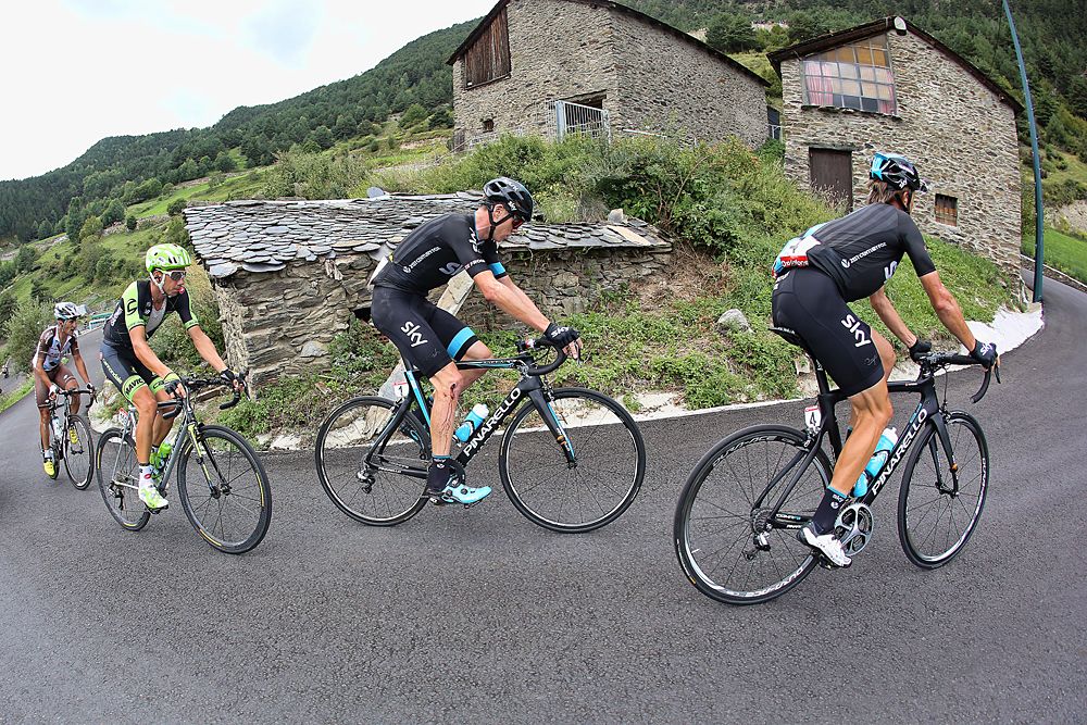 Kiryenka and Froome chasing on