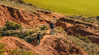 Two MTB riders on the 2023 Raze Carbon from Mondraker