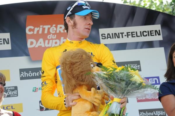 Brad Wiggins (Sky) collects another of the sponsor's lions