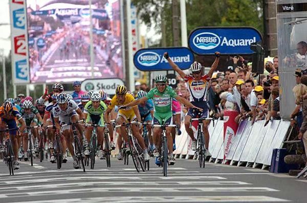Robbie McEwen (Davitamon-Lotto) celebrates after a great Steegmans lead out