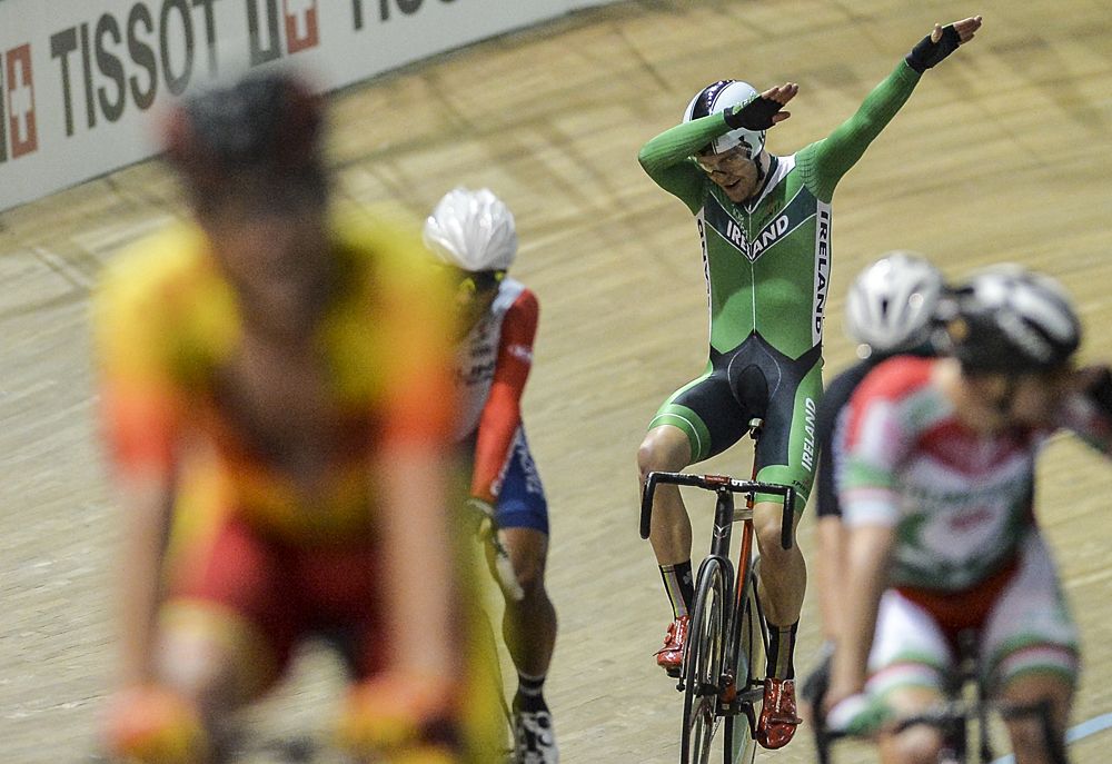Mark Downey (Ireland) celebrates his points race win