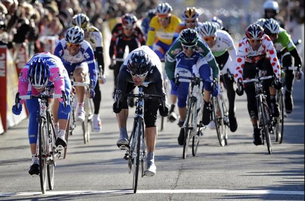 Henderson (Sky) and Bole (Lampre) throw their bikes to the line