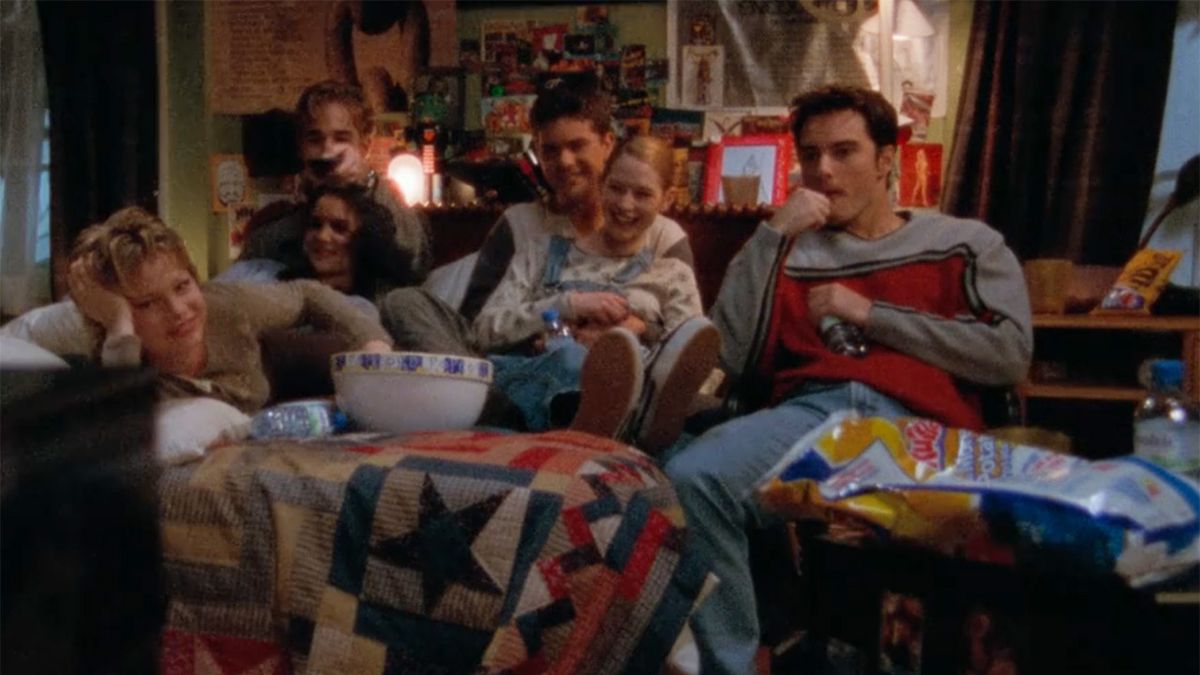 The Dawson&#039;s Creek cast crowding on Dawson&#039;s bed during Season 2.