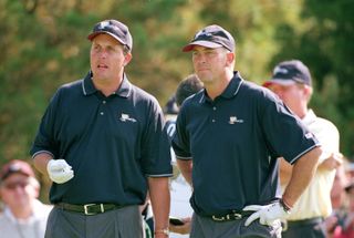 Phil Mickelson and Tom Lehman in discussion at the 2000 Presidents Cup