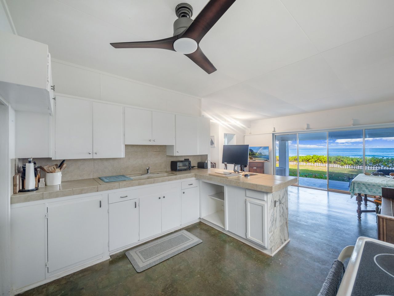 Home for sale in Hawaii on the beach.