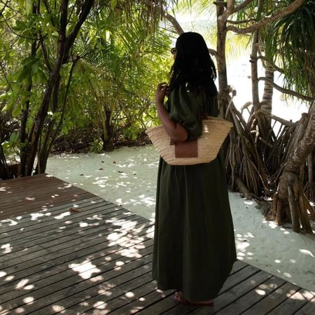 An image of @styleidealist wearing one of the best beach bags of 2025.