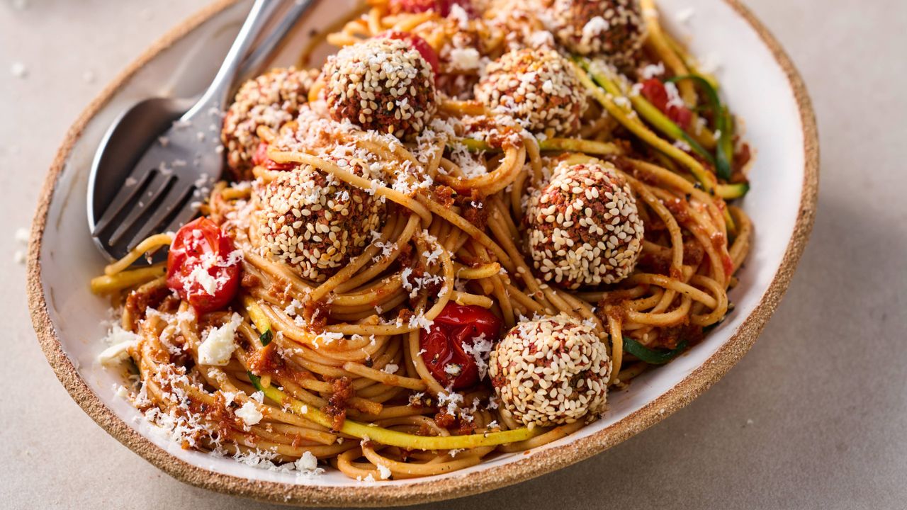 Falafel balls with courgette ribbons 