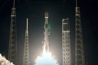 A SpaceX Falcon 9 rocket launches 22 Starlink satellites on Oct. 17, 2023. It was the 16th launch for this rocket's first stage, one shy of the record.
