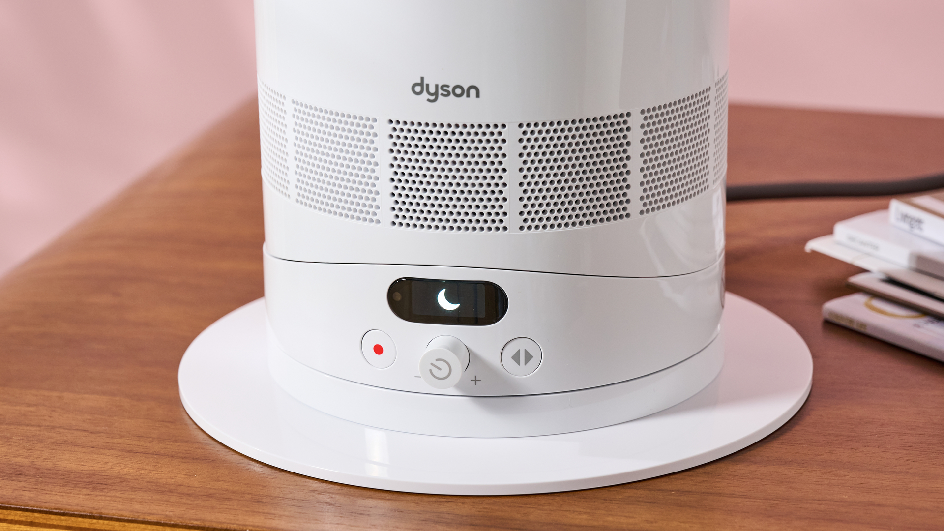 The display of the Dyson Hot and Cool HF1 shows a crescent moon to indicate that it&#039;s in sleep mode.