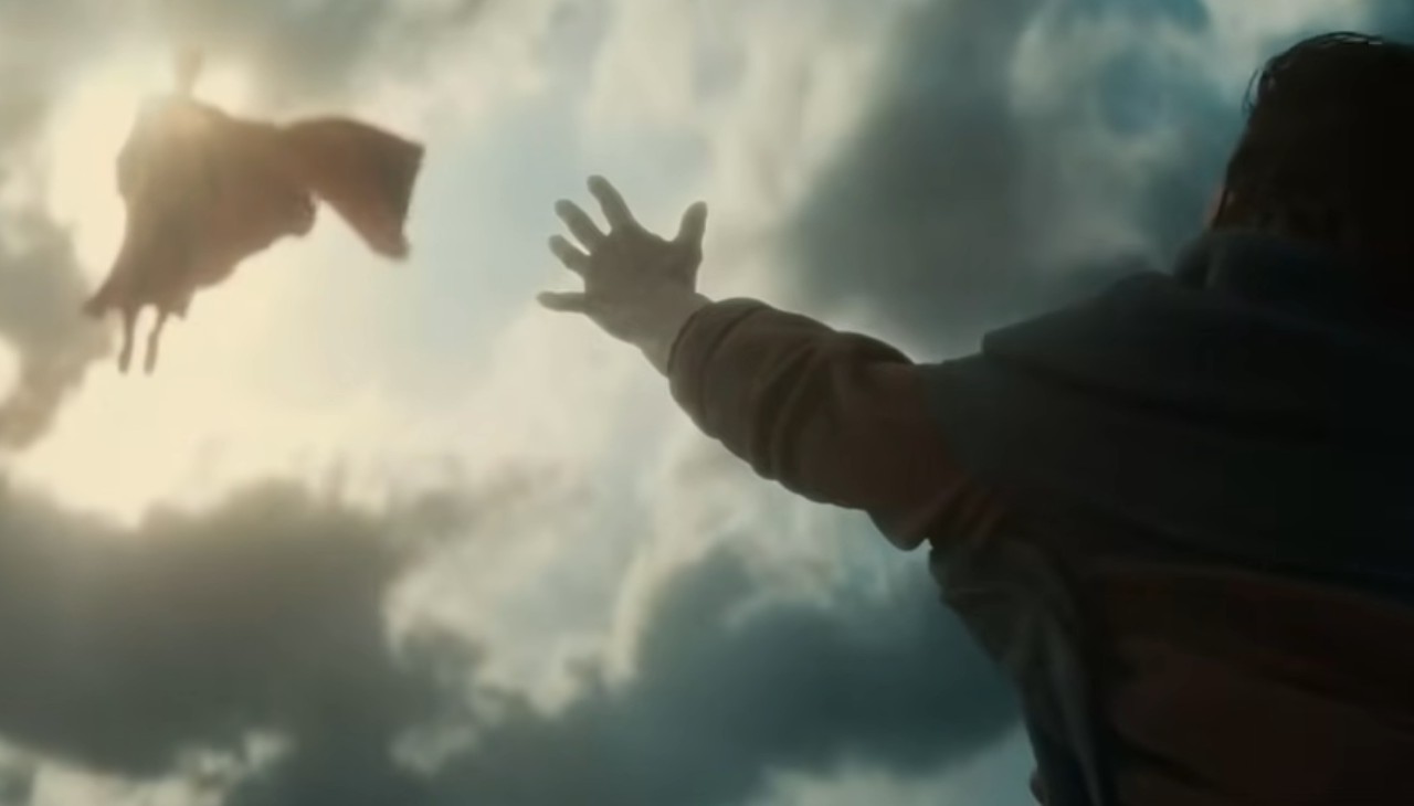 『バットマン vs スーパーマン ジャスティスの誕生』でスーパーマンに手を伸ばす人物