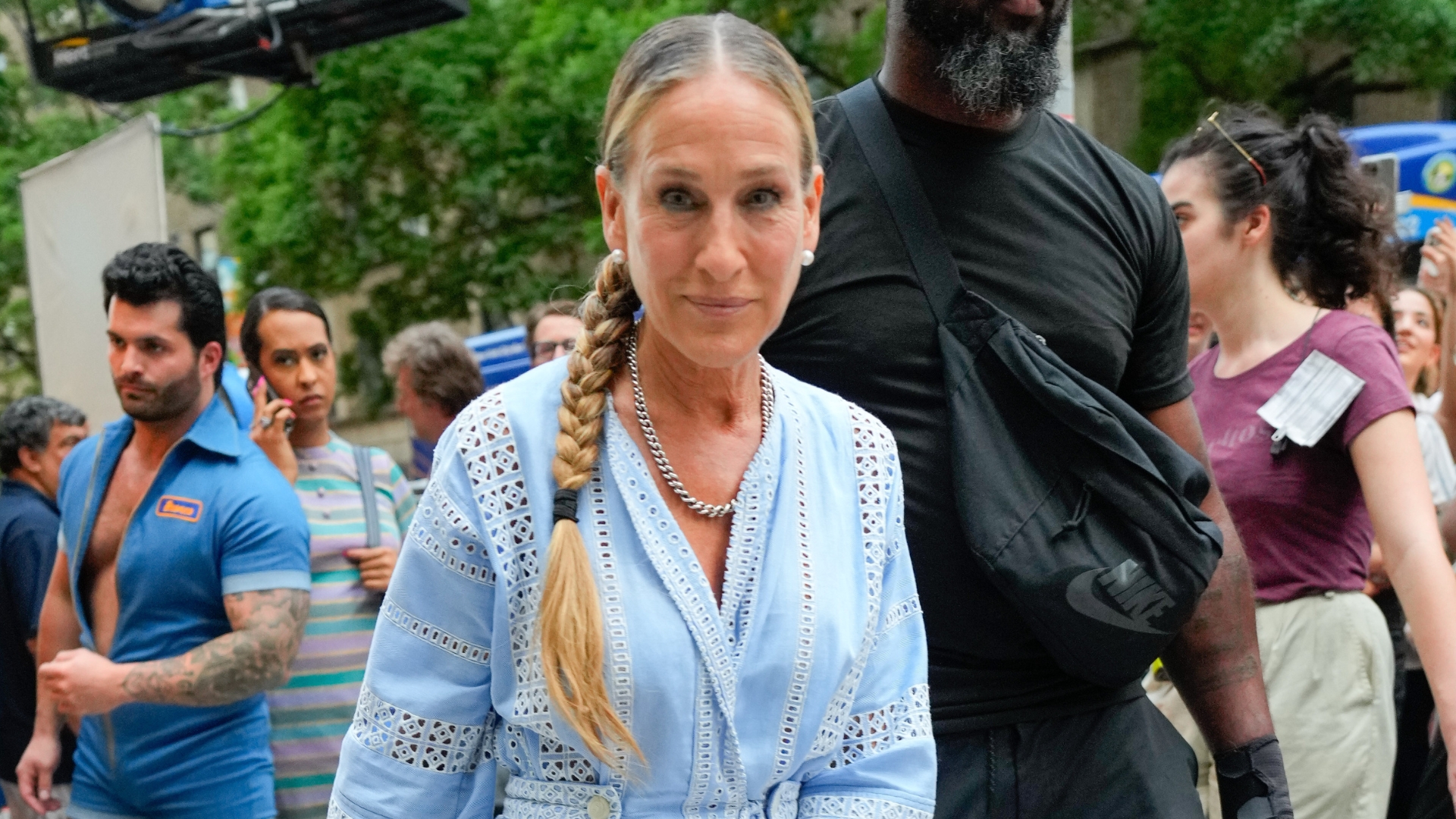 Sarah Jessica Parker nosí modré košilové šaty s vlasy spletenými do copu