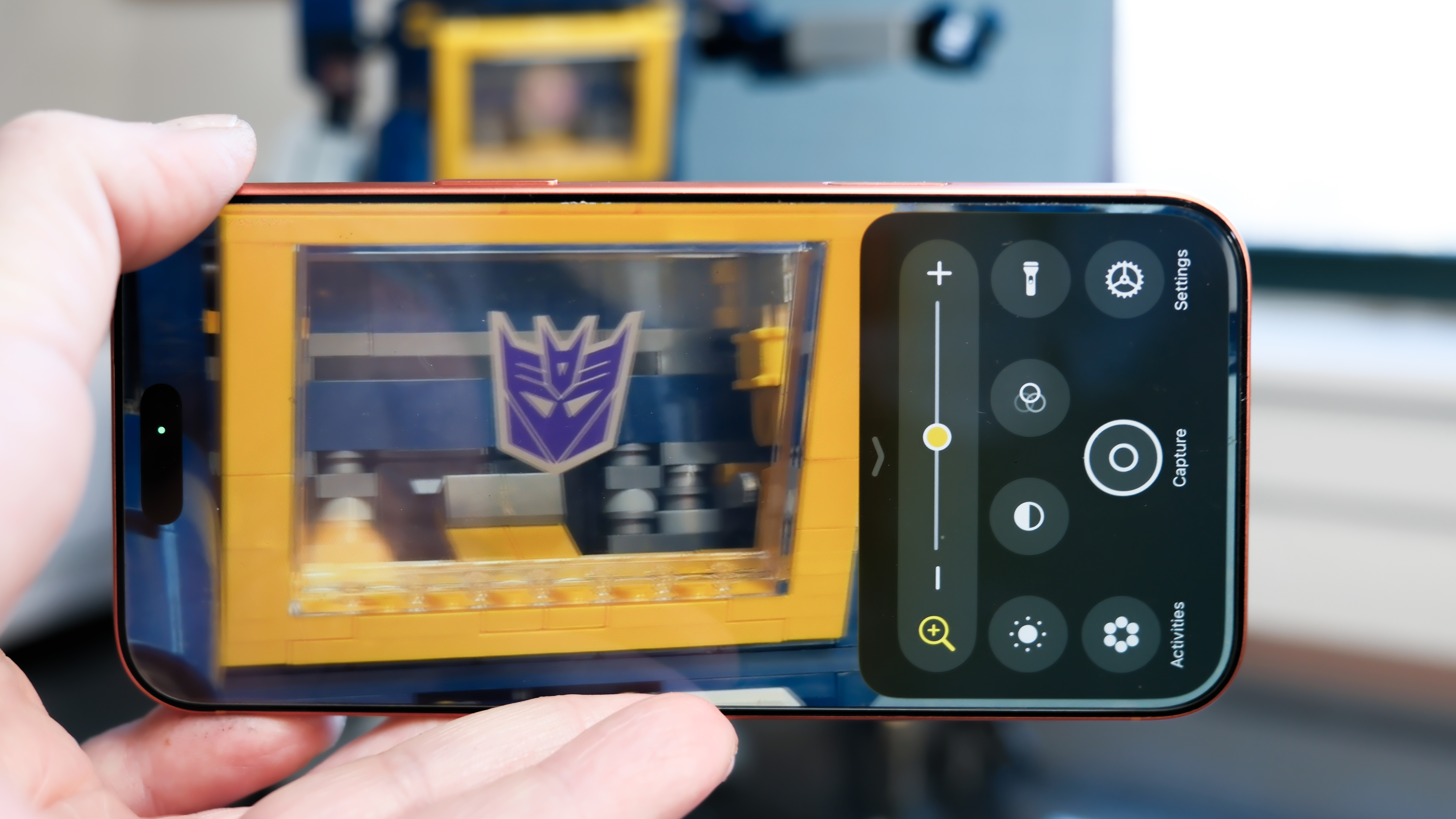 En person som anv&auml;nder Camera Control-knappen p&aring; en iPhone 17 Pro Max.